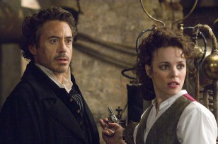 Sherlock Holmes (Robert Downey Jr) tiene una relación de amor y competencia con Irene Adler (Rachel McAdams)